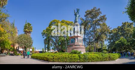 Dolores Hidalgo, Guanajuato, Mexiko - 25. November 2019: Leute, das Denkmal zu Hidalgo auf der Plaza del Grande Hidalgo entfernt Stockfoto