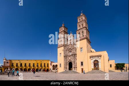 Dolores Hidalgo, Guanajuato, Mexiko - November 25, 2019: Die Menschen an der Front der Pfarrei Nuestra Señora de Dolores Stockfoto