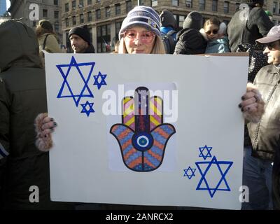 New York, USA. 5. Januar, 2020. Keinen Hass keine Angst März gegen Antisemitismus. Poster von Hamsa Hand und David Stern Symbole der Schutz. Stockfoto