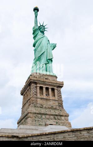 Nahaufnahme Der Freiheitsstatue auf Liberty Island in New York City mit bewölktem Himmel Stockfoto