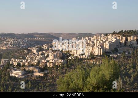 Har Nof, Überblick über ein terrassenförmig angelegtes Viertel, das auf den Hügeln des Judasianischen Westjerusalems erbaut wurde. Jerusalem-Wald, ein grüner Gürtel, der in den 1950er Jahren gepflanzt wurde. Israel Stockfoto