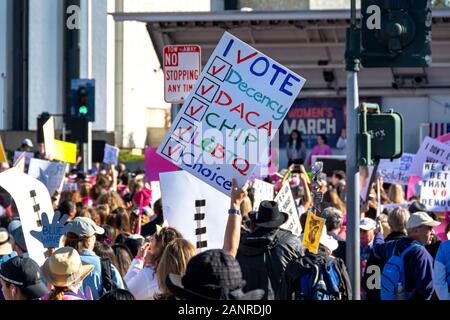 Eine Masse von Aktivisten am 2020 März halten Schilder Orange County Frauen mit pro-choice, LGBTQ, Blue Wave und andere progressive Nachrichten auf Sie. Stockfoto