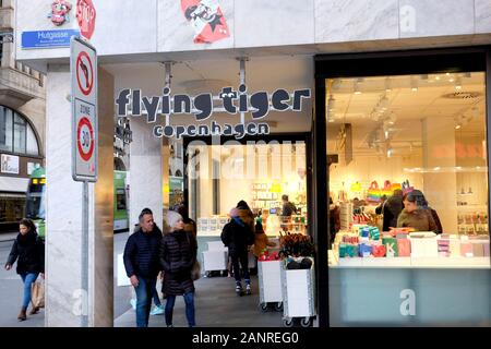 Ein Blick auf die Flying Tiger Kopenhagen shop in Basel, Schweiz. Stockfoto