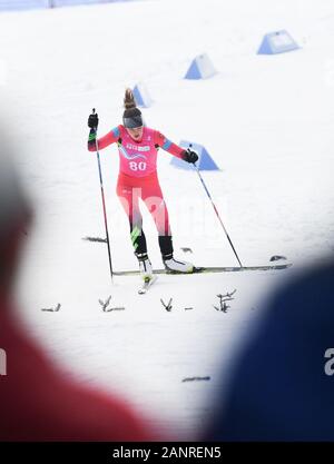 Le Chenit, Schweiz. 18 Jan, 2020. Hanna Machakhina von Belarus konkurriert, während der sich die Frauen Qualifizierung von Langlauf Ereignis am 3. Winter Youth Olympic Games, Vallee de Joux Langlaufzentrum, Schweiz, 18.01.2020. Credit: Wu Huiwo/Xinhua/Alamy leben Nachrichten Stockfoto