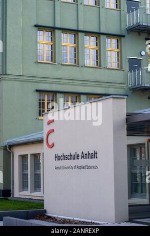 13. Januar 2020, Sachsen-Anhalt, Köthen: Hochschule Anhalt' ist auf einem Schild vor dem 'Green Building' geschrieben. Dies ist die Homepage der Abteilung für Angewandte Biowissenschaften und Prozesstechnik, in deren Labors Wissenschaftler und Studenten in verschiedenen Algen Kulturen und deren Einsatzmöglichkeiten. Foto: Klaus-Dietmar Gabbert/dpa-Zentralbild/ZB Stockfoto