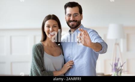 Portrait von glücklichen Paare, die Hausschlüssel Stockfoto