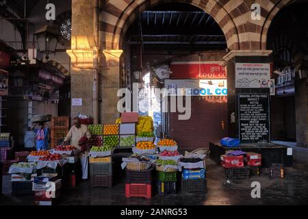 Blick auf den Crawford Market oder den Mahatma Jyotiba Phule Market, einen wegweisenden Obst- und Gemüsemarkt aus der Kolonialzeit in Mumbai, Indien Stockfoto