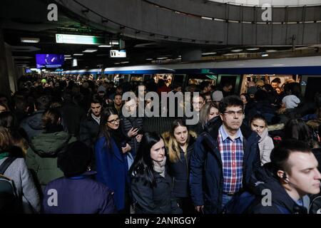 Bukarest, Rumänien - Januar 15, 2020: große Gruppe von Leute, die in die und aus der U-Bahn in die Victoria Square (Piata Victoriei) erhalten Stockfoto