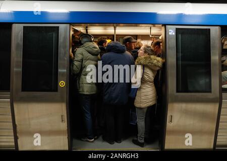 Bukarest, Rumänien - Januar 15, 2020: große Gruppe von Leute, die in die und aus der U-Bahn in die Victoria Square (Piata Victoriei) erhalten Stockfoto