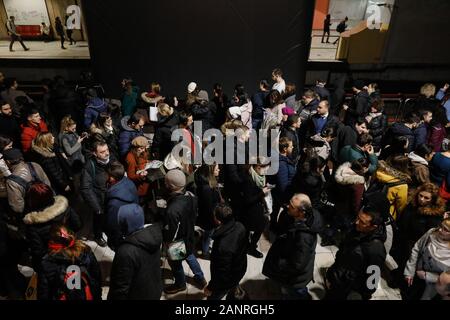 Bukarest, Rumänien - Januar 15, 2020: große Gruppe von Leute, die in die und aus der U-Bahn in die Victoria Square (Piata Victoriei) erhalten Stockfoto