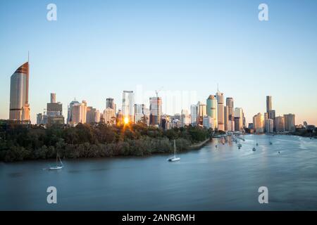 Sonnenaufgang über der Stadt Brisbane in Queensland, Australien. Von den Kangaroo Point Klippen erfasst. Stockfoto