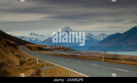 Blick auf den Mount Cook von der Hauptstraße, die zum Hooker Valley führt. Mount Cook liegt im Mount Cook/Aoraki-Nationalpark in Neuseeland. Stockfoto