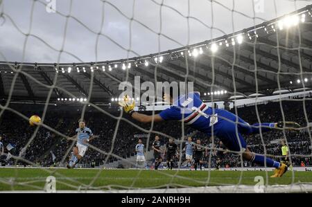 (200119) --, Jan. 19, 2020 (Xinhua) - latium von Ciro unbeweglich Kerben sein drittes Ziel während einer Serie ein Fußballspiel zwischen Latium und Sampdoria in Rom, Italien, 18.Januar 2020. (Foto von Augusto Casasoli/Xinhua) Stockfoto