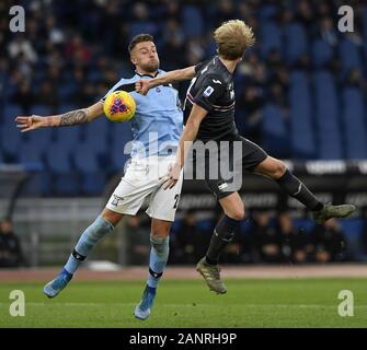 (200119) --, Jan. 19, 2020 (Xinhua) - latium von Sergej Milinkovic-Savic (L) Mias mit Sampdoria Morten Thorsby während einer Serie ein Fußballspiel zwischen Latium und Sampdoria in Rom, Italien, 18.Januar 2020. (Foto von Augusto Casasoli/Xinhua) Stockfoto