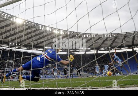 (200119) --, Jan. 19, 2020 (Xinhua) - latium von Ciro unbeweglich erzielt sein erstes Ziel während einer Serie ein Fußballspiel zwischen Latium und Sampdoria in Rom, Italien, 18.Januar 2020. (Foto von Augusto Casasoli/Xinhua) Stockfoto