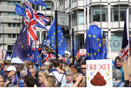 EU- und UK-Flags in der Sonne bei einer Anti-Brexit Kundgebung in London Stockfoto