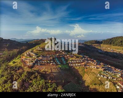 Ansicht von oben Luftbild aus fliegende Drohne von Doi Mon Jam Camping Zelt touristische Attraktionen in Mae Rim Bezirk Provinz Chiangmai Thailand Stockfoto