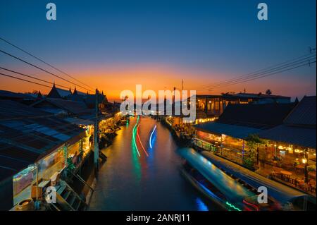 Schwimmender Markt in der Nacht in Amphawa, Samut Songkhram Thailand. Stockfoto