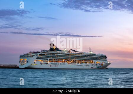 Großes Kreuzfahrtschiff Superstar Virgo aus der Star Cruises Firma angedockt an Station Pier, Melbourne, Australien. Stockfoto