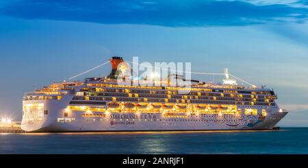 Großes Kreuzfahrtschiff Superstar Virgo aus der Star Cruises Firma angedockt an Station Pier, Melbourne, Australien. Stockfoto