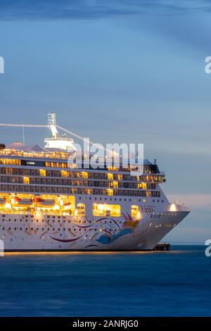 Großes Kreuzfahrtschiff Superstar Virgo aus der Star Cruises Firma angedockt an Station Pier, Melbourne, Australien. Stockfoto