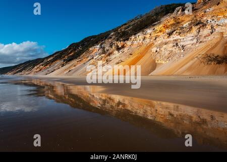 Farbige Sandstrände am berühmten Rainbow Beach an der Sunshine Coast. Stockfoto