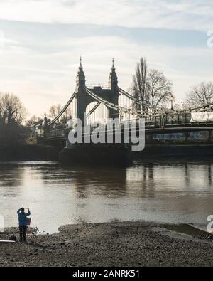 Ein Künstler bei der Arbeit in der Nähe der Hammersmith Bridge und der Themse in London. Stockfoto