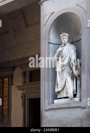 Florenz, Italien, 6. Januar 2020: Statue von Dante Alighieri entlang der Kolonnade von den Uffizien in Florenz, italienischer Dichter. Stockfoto