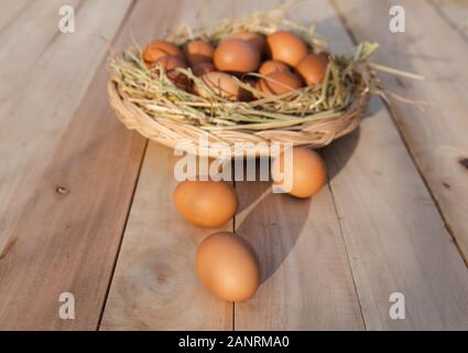 Ei Warenkorb auf Holzboden Stockfoto