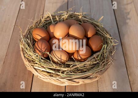Ei Warenkorb auf Holzboden Stockfoto