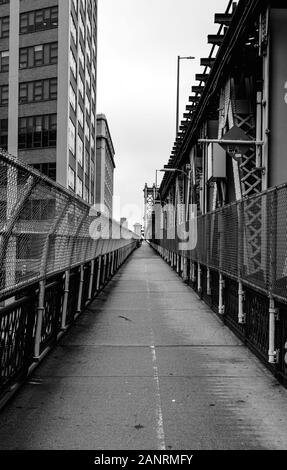 Blick nach Westen auf den Fußgängerweg der Manhattan Bridge, der von Brooklyn in Richtung Manhattan führt Stockfoto