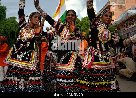 Teej Festival, indische Kultur, Rajasthani Frauen tanzen in der traditionellen Tracht. Rajasthan, Indien. Stockfoto