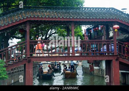 Zhujiajiao, China. Gebet Bänder und Weihrauch in der Stadt Gottes Tempel. Stockfoto