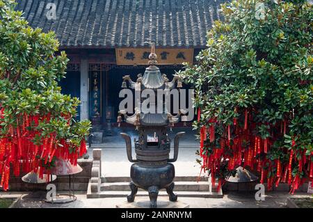 Zhujiajiao, China. Gebet Bänder und Weihrauch in der Stadt Gottes Tempel. Stockfoto