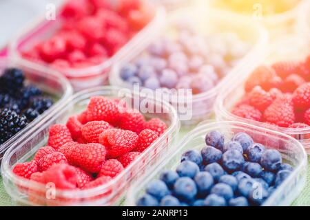 Kunststoffkästen mit Himbeeren, Heidelbeeren, Brombeeren auf Zähler der Markt store Stockfoto