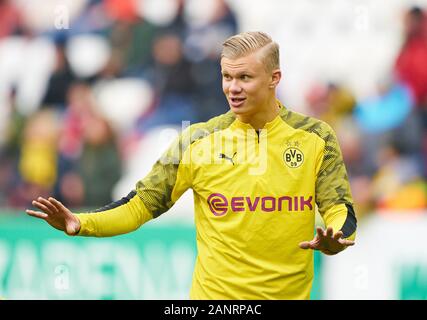 Augsburg, Deutschland. 18 Jan, 2020. Fußball Augsburg-Dortmund, Augsburg, 18.Januar 2020. Erling HAALAND, BVB 17 FC Augsburg - BORUSSIA DORTMUND 3-5 - DFL-Bestimmungen verbieten die Verwendung von Fotografien als BILDSEQUENZEN und/oder quasi-VIDEO - 1. Deutschen Fußball-Bundesliga, Augsburg, 18. Januar 2020. Credit: Peter Schatz/Alamy leben Nachrichten Stockfoto