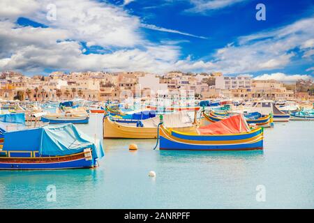 Fischer Hafen Dorf in Marsaxlokk Malta. Mediterrane traditionelle Retro bunte Boote luzzu im Sommer Stockfoto