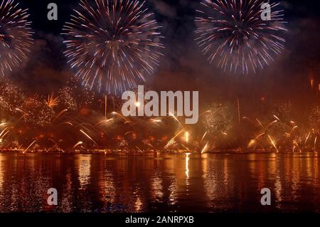 Doha, Katar - National Day, Feuerwerk an der Corniche. Stockfoto