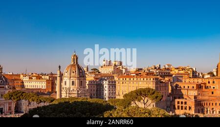Rom Antenne Rooftop View Sonnenuntergang silhouette alte antike Architektur in Italien Stockfoto
