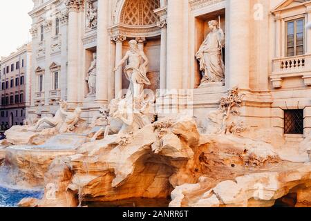 Trevi-brunnen Sonnenuntergang barocke Architektur und Sehenswürdigkeiten Rom Italien Stockfoto