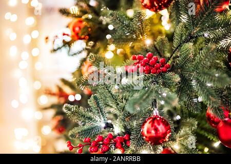 Weihnachten Pine Tree Branch mit Dekorationen rote Kugeln Geschenke und Star Stockfoto