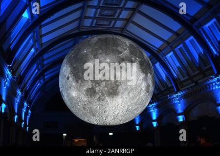 Museum der Mond, ein touring Artwork von britischen Künstler Luke Jerram. Im Natural History Museum, London, England, UK. Mai 2019 - Januar 2020 Stockfoto