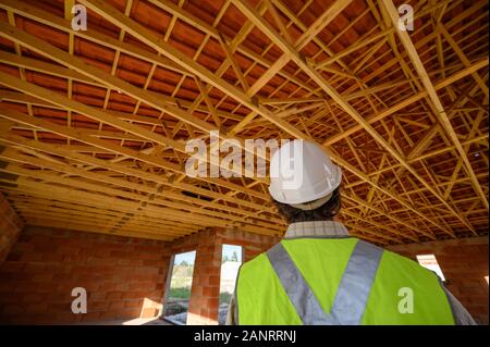 Professioneller Ingenieur Architekt Arbeiter mit Schutzhelm an Haus Baustelle Hintergrund Stockfoto