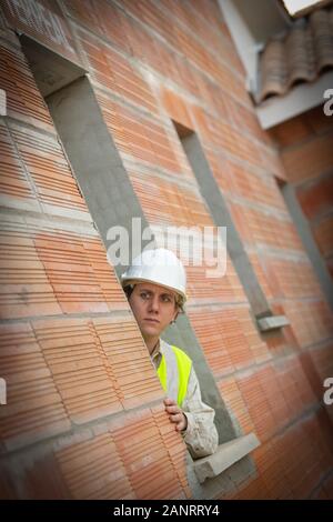 Professioneller Ingenieur Architekt Arbeiter mit Schutzhelm an Haus Baustelle Hintergrund Stockfoto