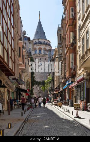 ISTANBUL, Türkei - 27. JULI 2019: Alten Galata Turm in der Mitte der Stadt von Istanbul, Türkei Stockfoto