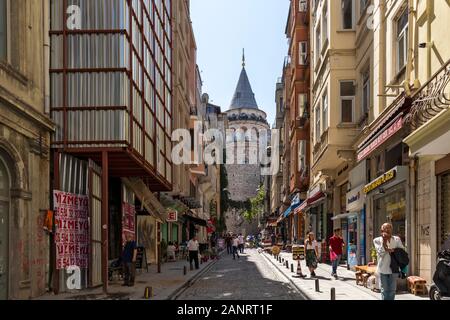 ISTANBUL, Türkei - 27. JULI 2019: Alten Galata Turm in der Mitte der Stadt von Istanbul, Türkei Stockfoto