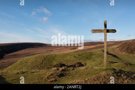 Wegweiser aus Holz an der Kreuzung auf Moorflächen oberhalb von Lastingham, North Yorkshire (Landschaft) Stockfoto