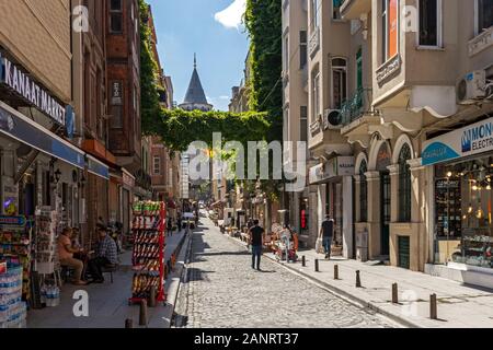 ISTANBUL, Türkei - 27. JULI 2019: Alten Galata Turm in der Mitte der Stadt von Istanbul, Türkei Stockfoto