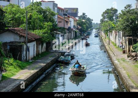 Negombo, Sri Lanka - Januar 2020: Boote, die am 12. Januar 2020 den Hamilton Kanal passieren, in Negombo, Sri Lanka. Stockfoto