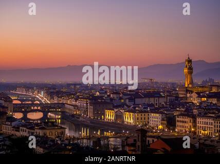 Florenz, Italien - Januar 6, 2020: Blick über die Stadt am Abend. Der Fluss Arno, die Ponte Vechio und Signoria Tower. Stockfoto